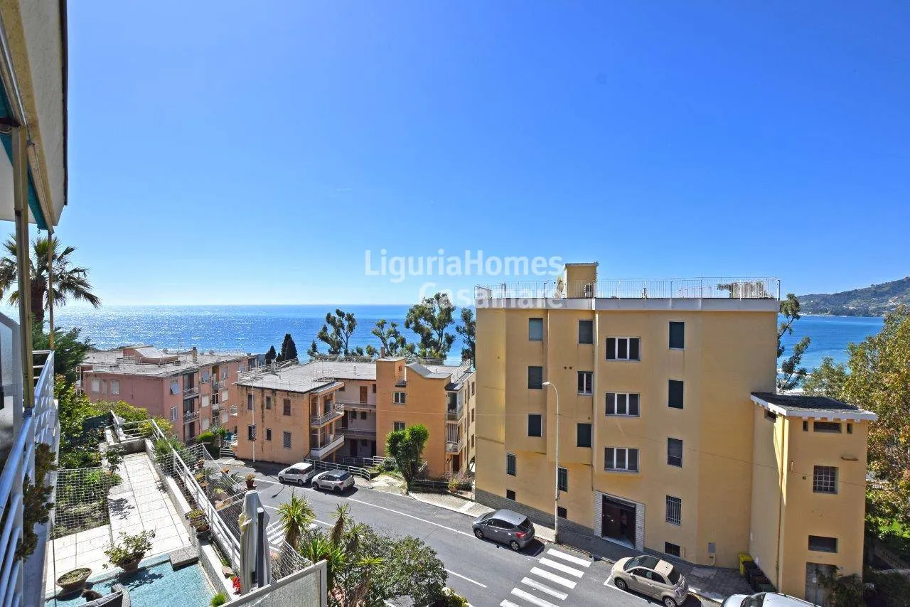 Squisito appartamento con una camera da letto recentemente ristrutturato a Ospedaletti, con vista panoramica sul mare.