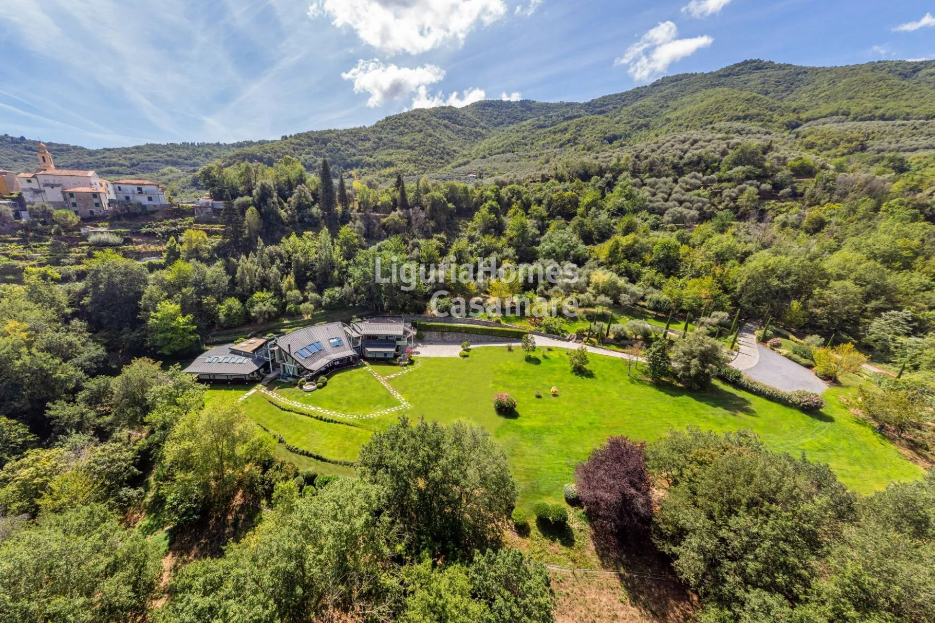Borgomaro: prestigiada moradia com amplo parque privado à venda.