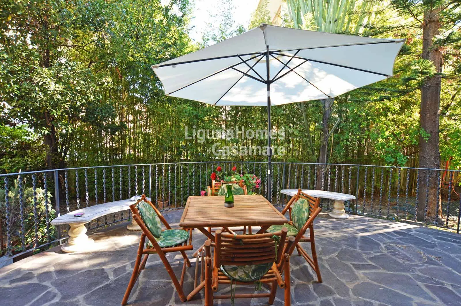 A few steps from the sea of Bordighera, magnificent and unique central apartment for sale featuring private garden, terrace and individual entrance.