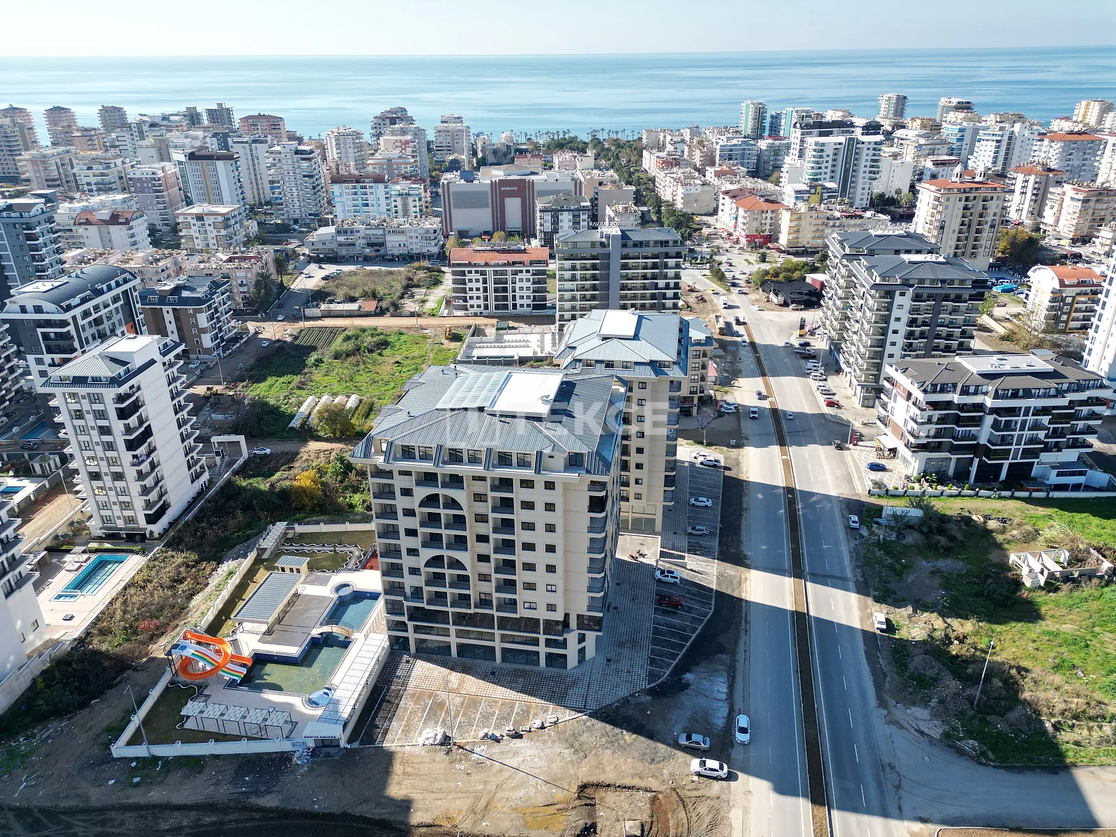 Bureaux Neufs dans une Rue Animée à Mahmutlar Alanya