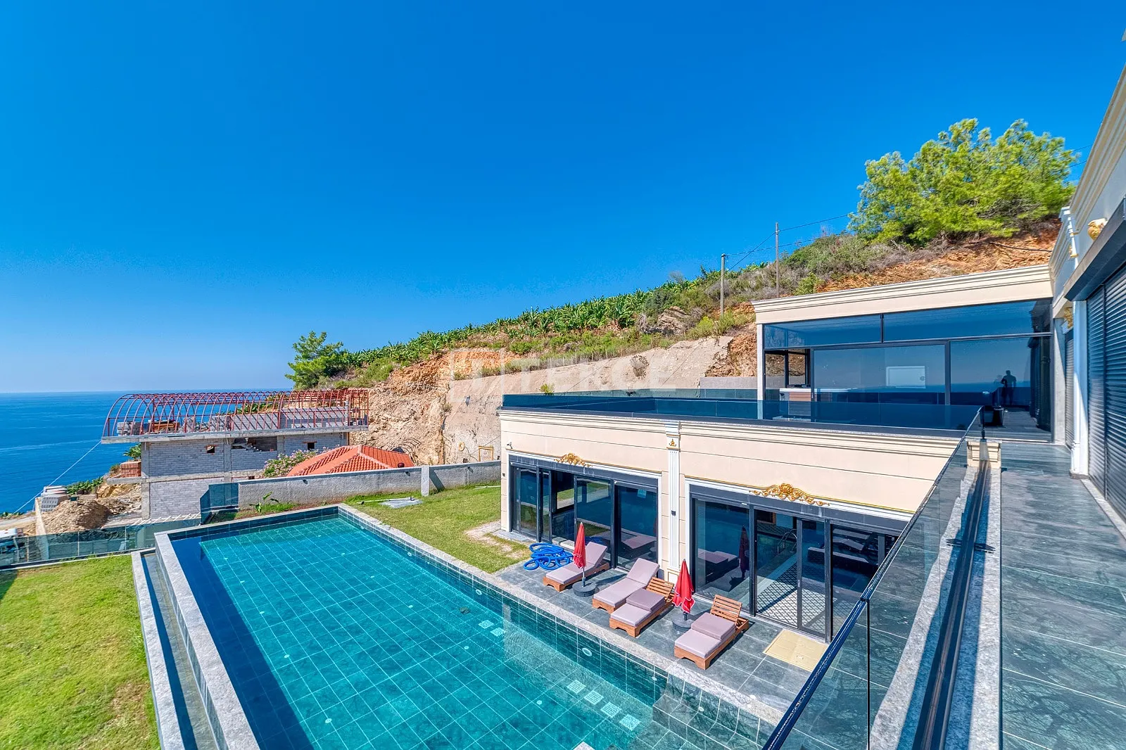 Alanya'da Deniz ve Doğa Manzaralı Özel Tasarım Müstakil Villa