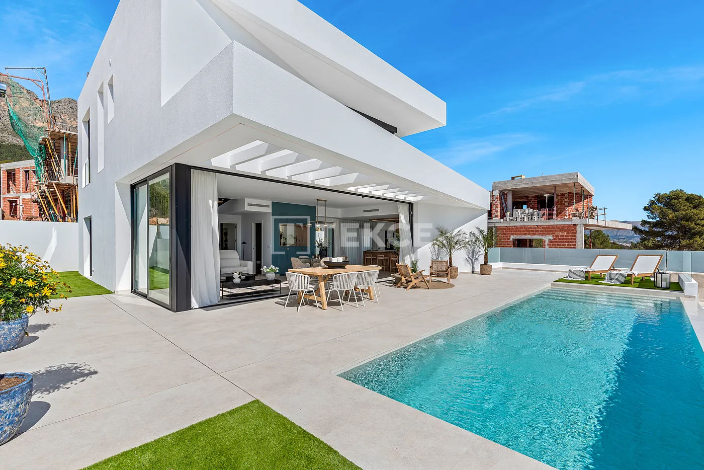Eleganti Ville Singole di Lusso con Piscine a Polop Alicante