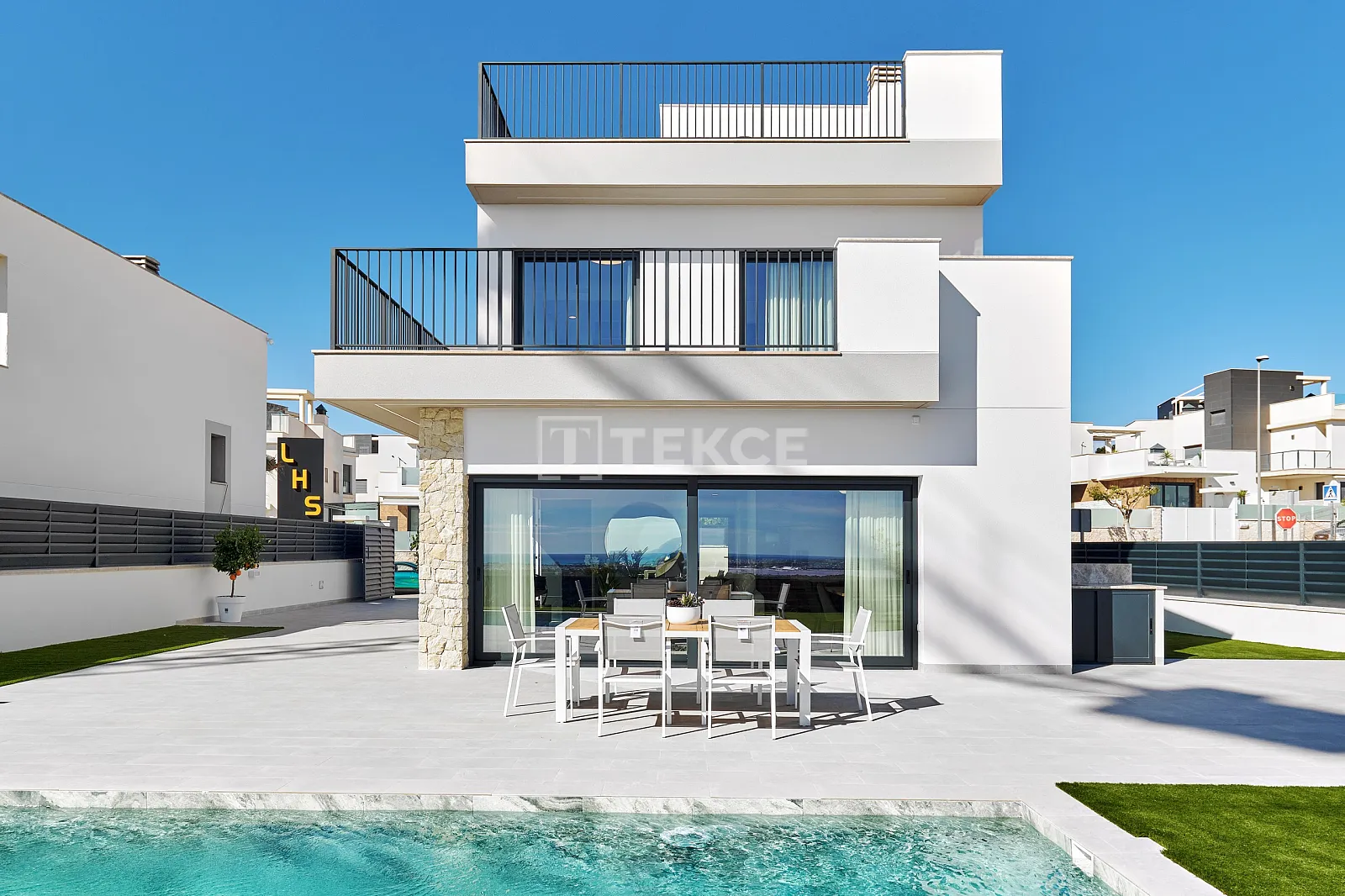 Luxuriöse freistehende Villen mit Pool in San Miguel de Salinas