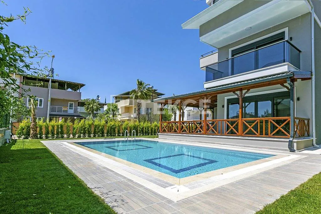 Villa Triplex de Diseño Lujoso en un Complejo en Antalya Belek