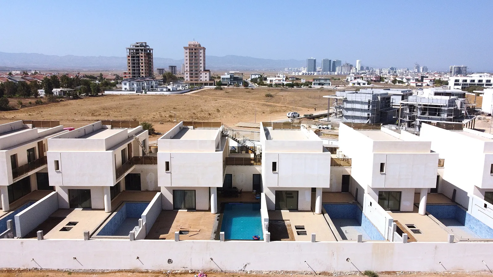 Vilas Geminadas com Piscinas Privadas e Jardins em İskele