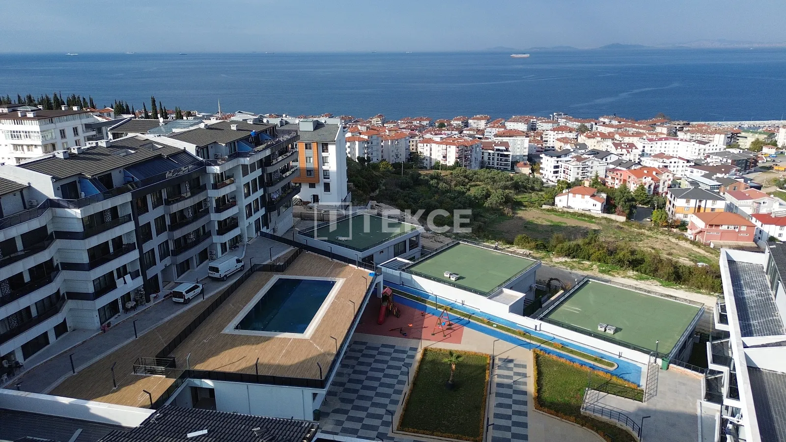 Yalova'da Havuzlu Komplekste Deniz Manzaralı Yarı Müstakil Villalar