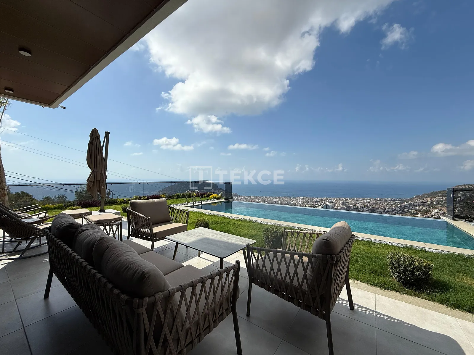 Alanya'da Akıllı Ev Sistemine Sahip Deniz Manzaralı Villa