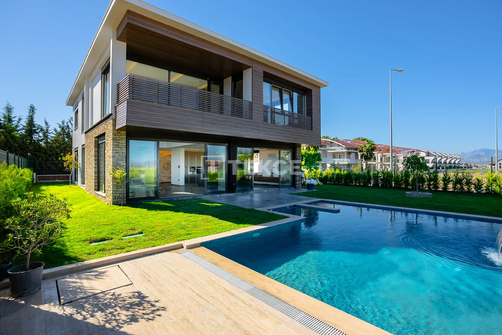 Casa Isolada com 4 Quartos e Piscina Privada em Belek Antalya