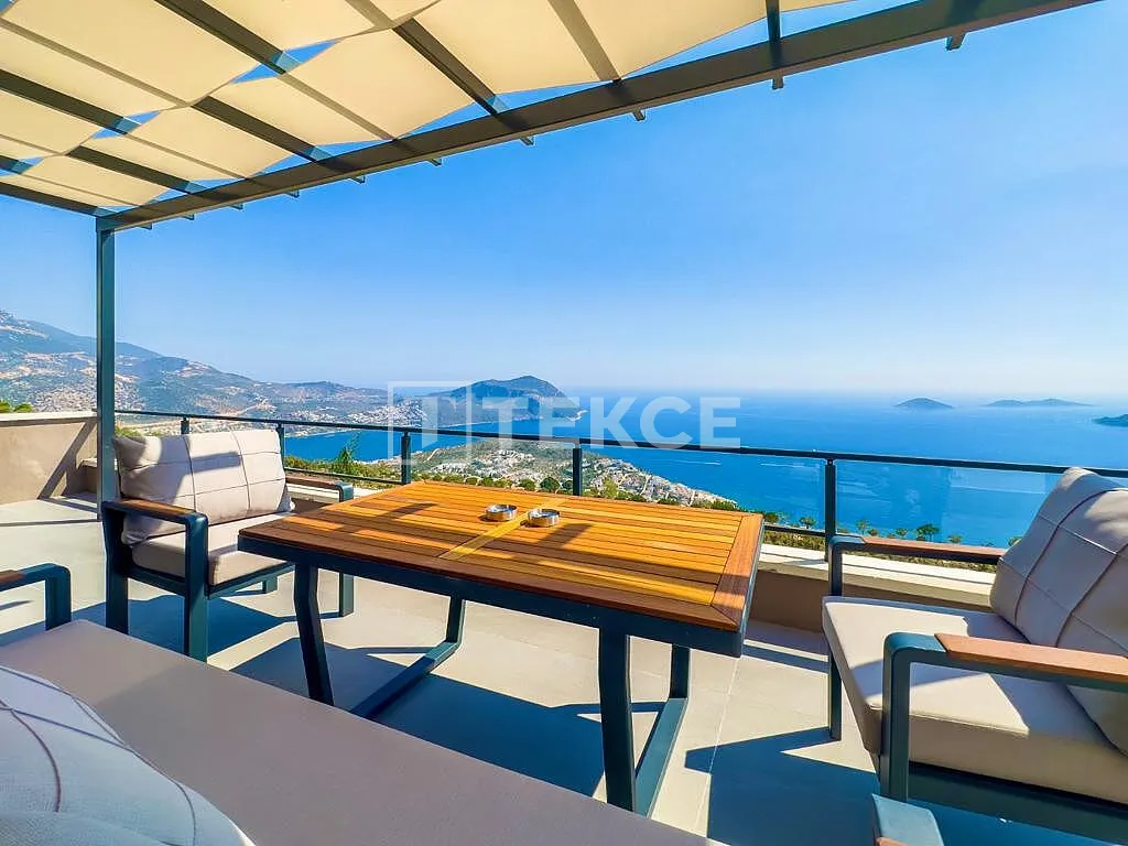 Kaş Kalkan'da Deniz Manzaralı Özel Havuzlu 4 Yatak Odalı Villalar