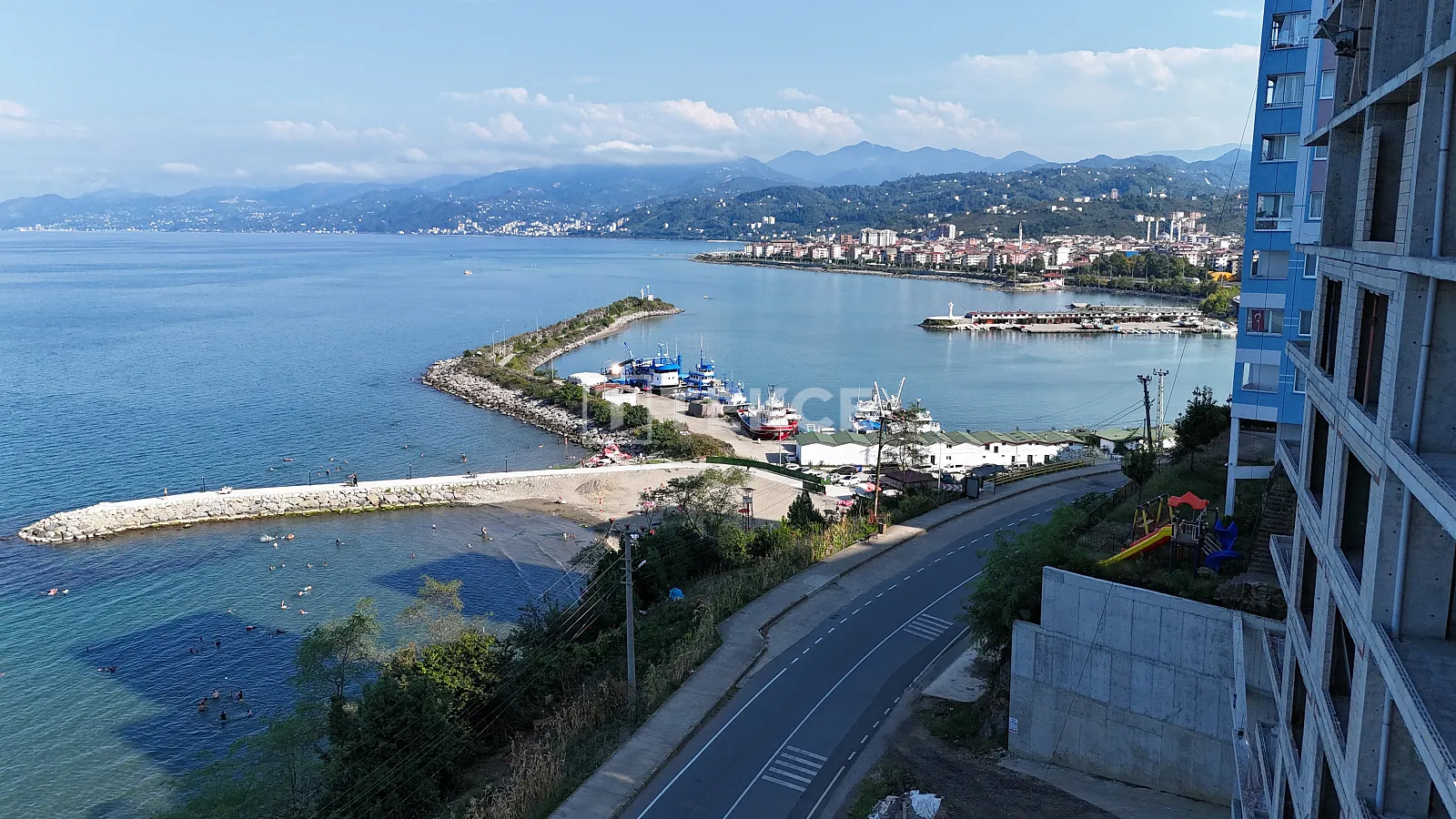 Apartamentos de 3 Dormitorios en Edificio Nuevo en Trabzon Konakonu