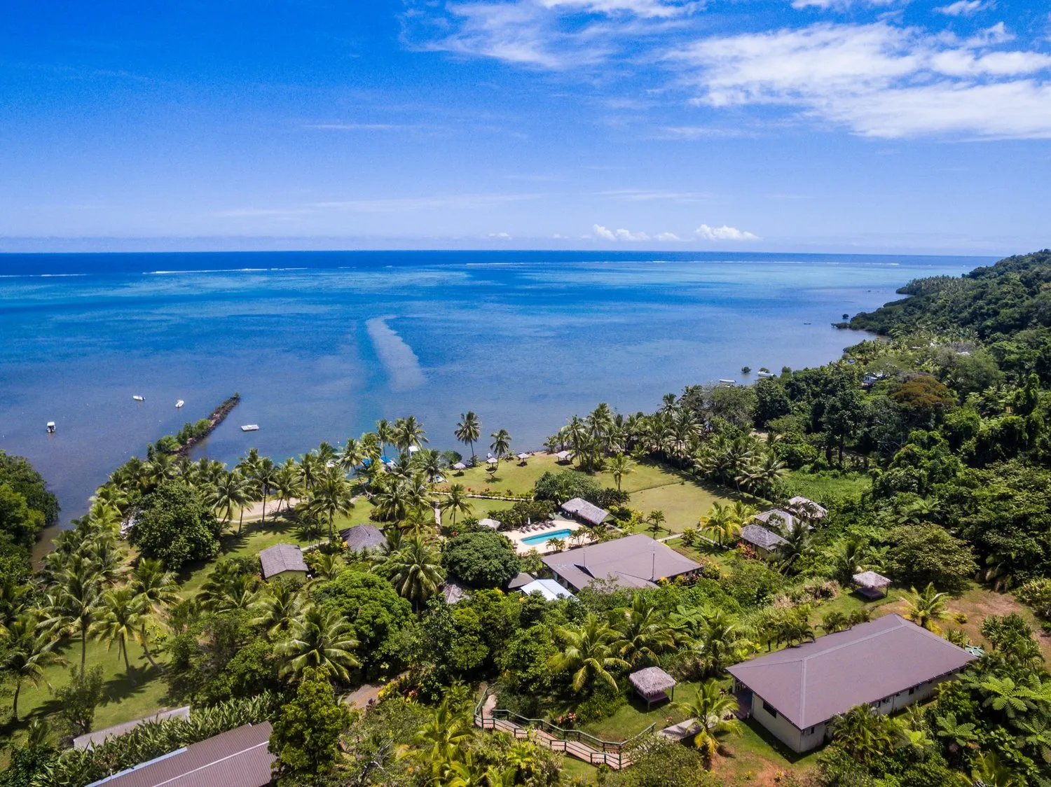 ÍCONE & LUCRATIVO RESORT-HOTEL BOUTIQUE DE SURF & MERGULHO FRENTE MAR À VENDA EM FIJI!