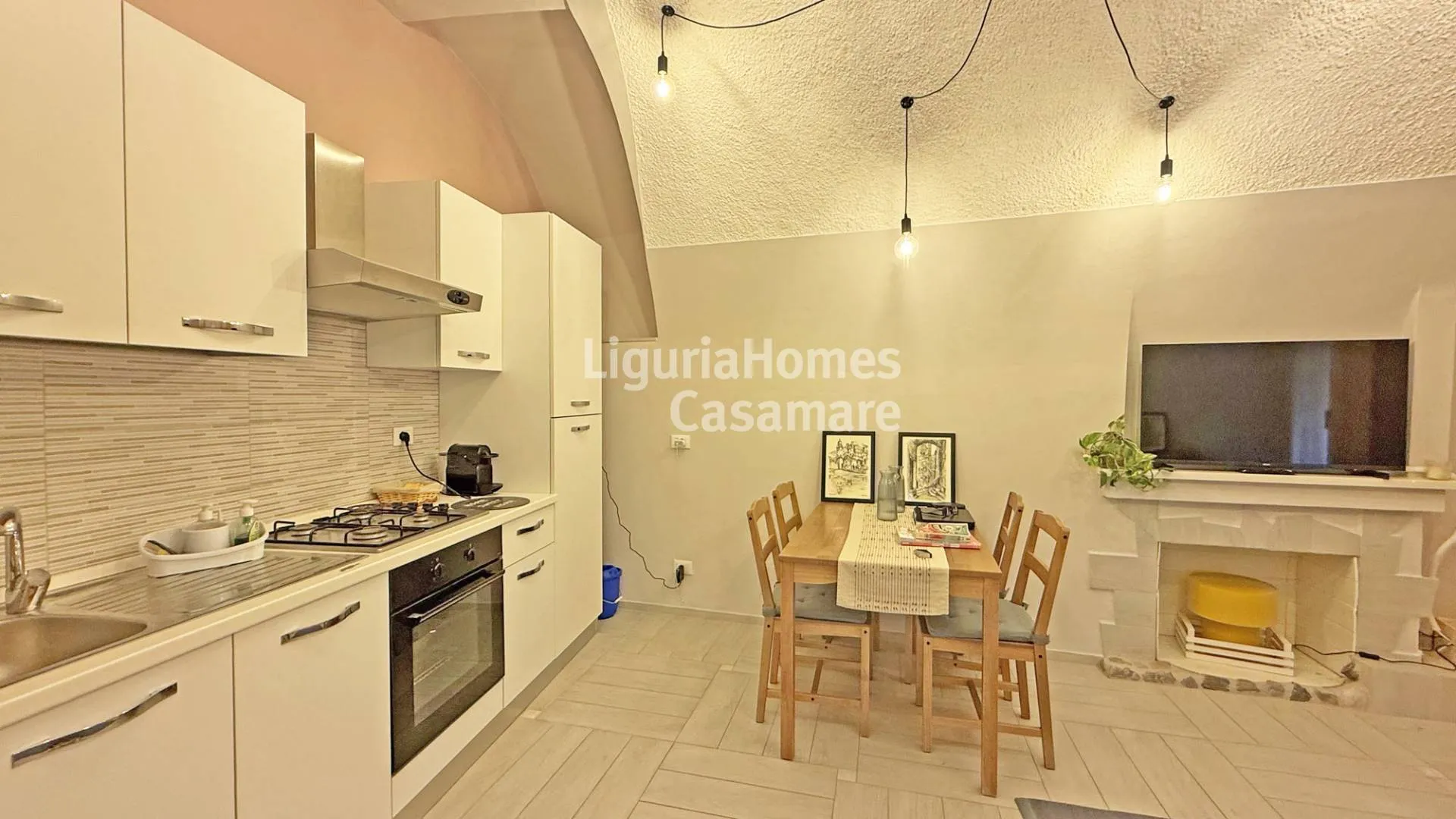 Un appartement de deux pièces entièrement rénové est à vendre dans le centre historique de Dolceacqua.