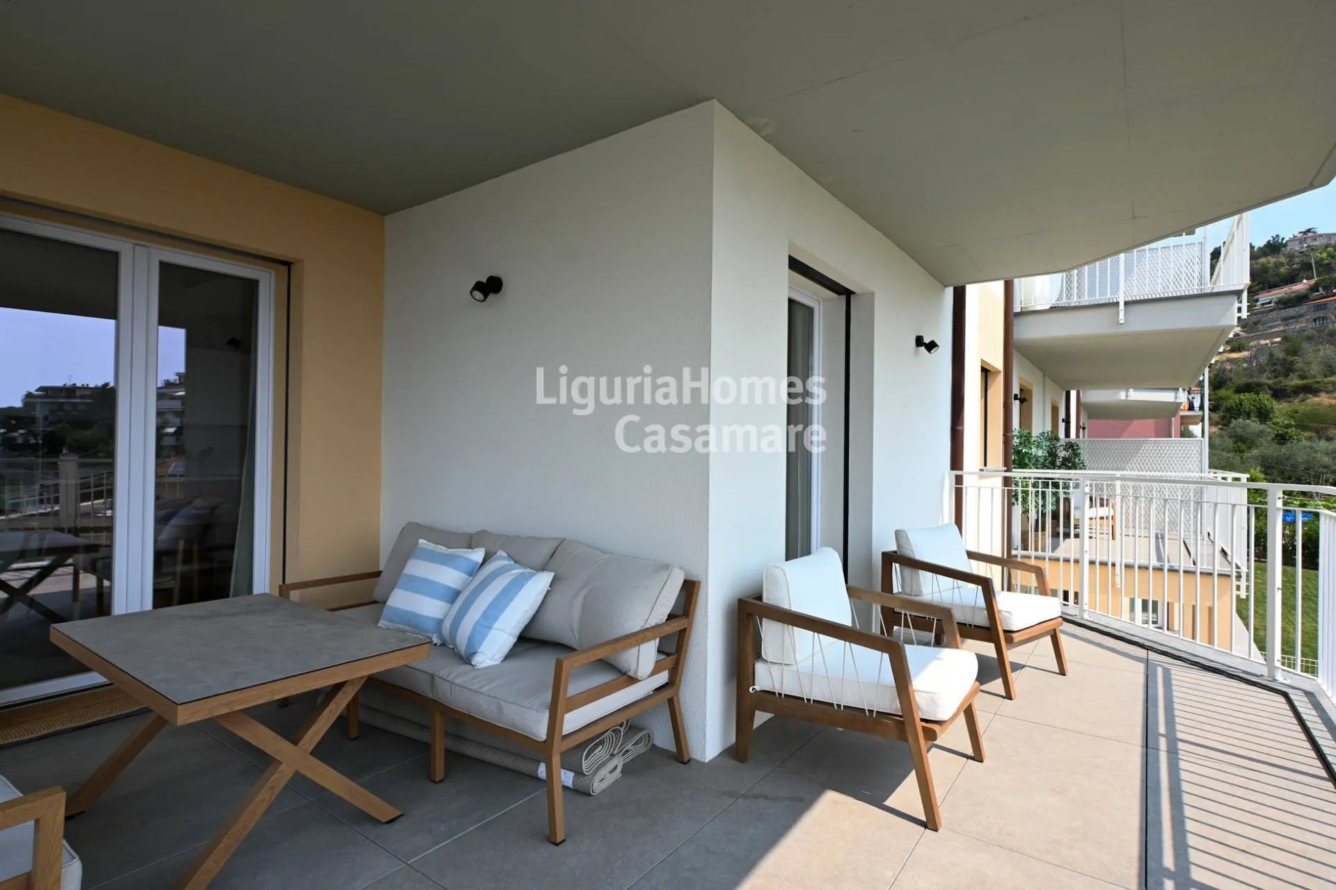 Fabuleux appartement de deux chambres à vendre à San Remo avec une terrasse donnant sur la mer, un jardin privé et un garage double, situé dans une villa neuve avec piscine.