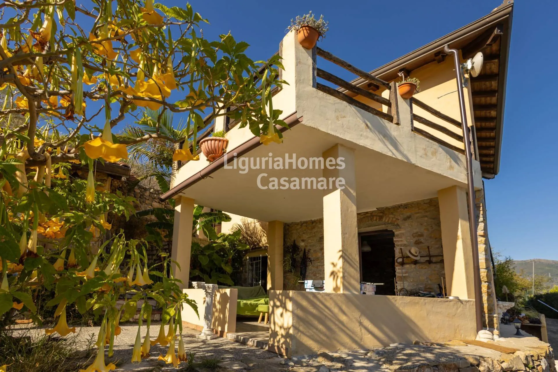 Villa auf dem Land zum Verkauf in Arma di Taggia mit atemberaubendem Panoramablick.