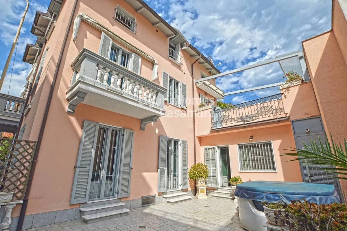 Central apartment in Villa for sale in Bordighera.