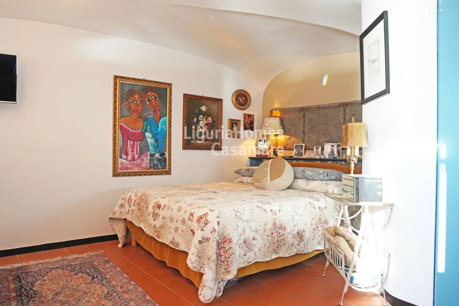 Teraslı ve deniz manzaralı Cipressa'da satılık şehir evi.