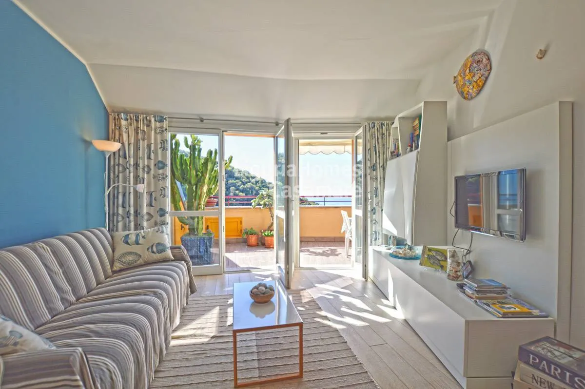 Appartamento attico panoramico con due camere da letto in vendita a Vallecrosia, Liguria Occidentale.