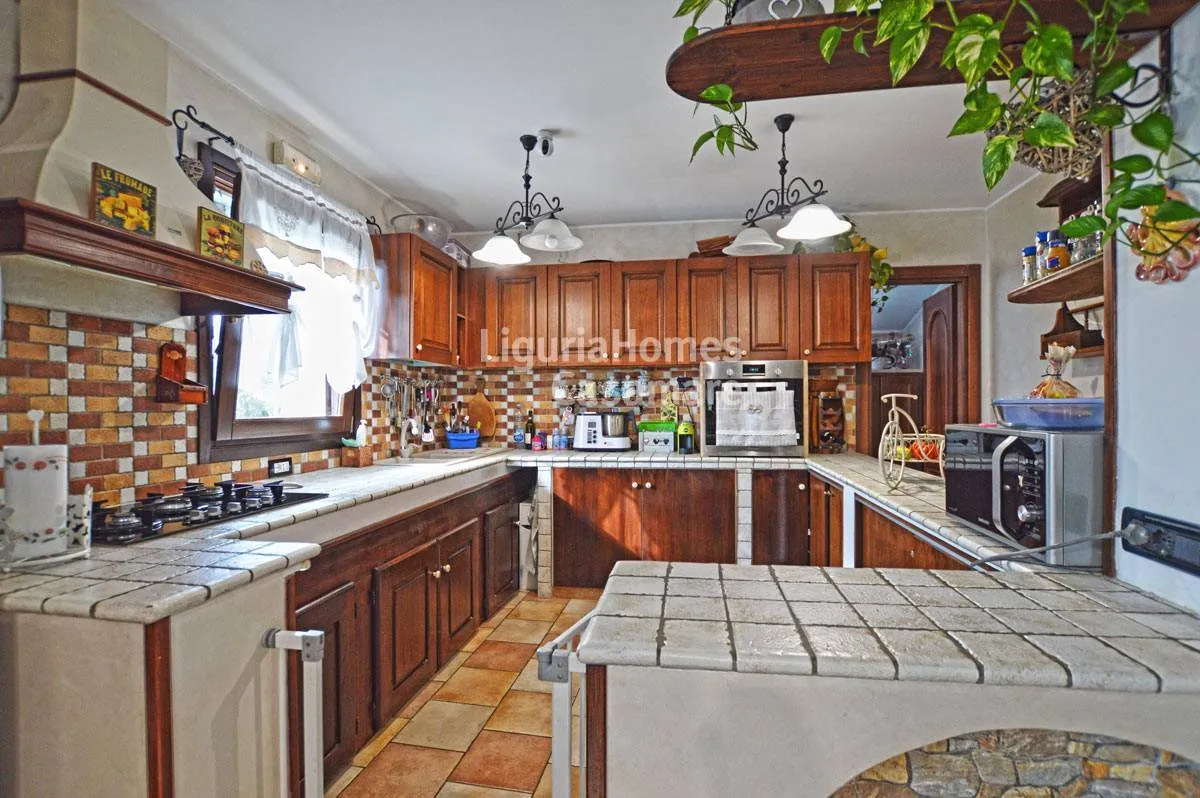 Villa in vendita in tranquilla zona residenziale a Soldano, Liguria Occidentale.