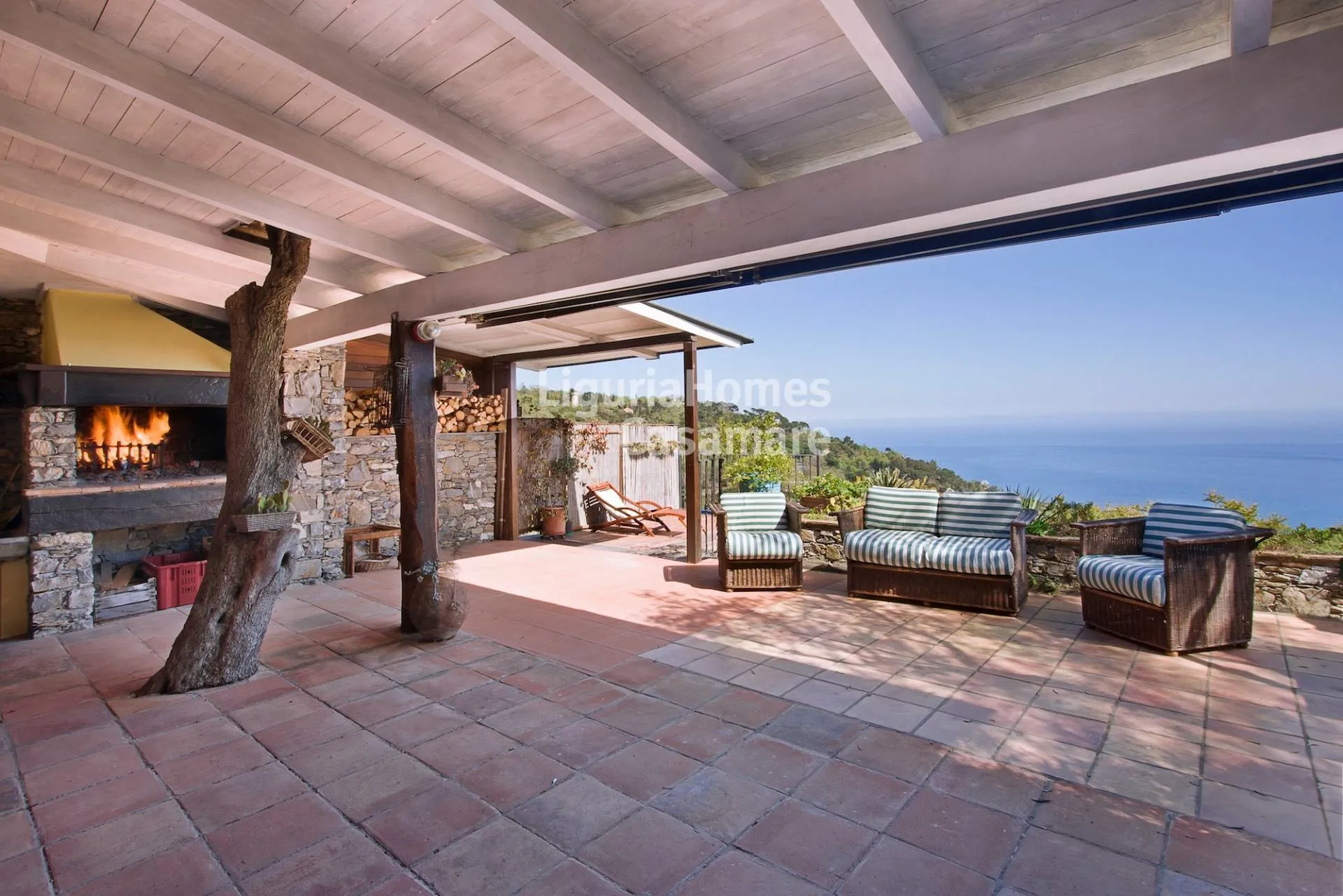 Una splendida villa con vista mare è ora in vendita nella bellissima cittadina di Alassio.