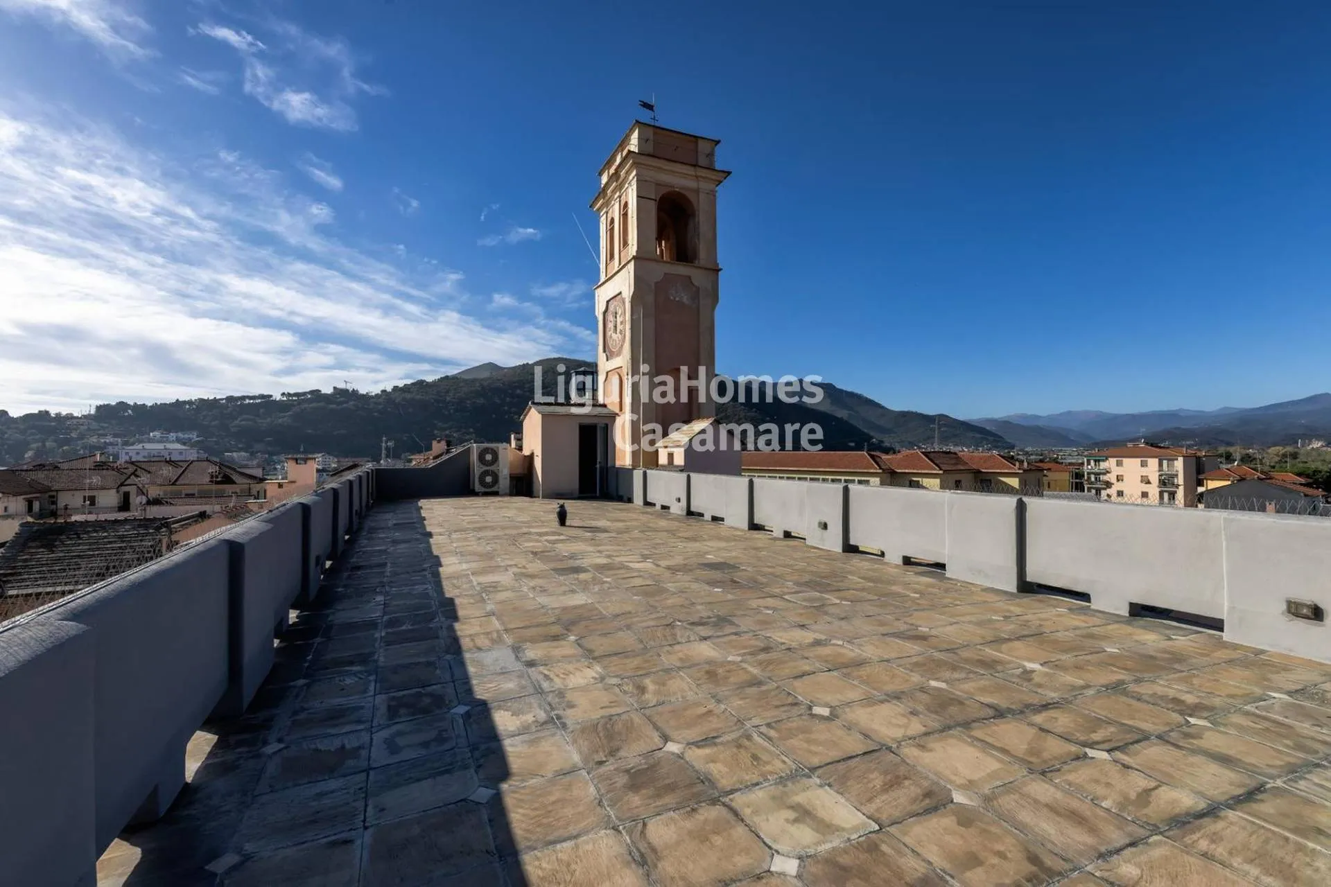 Ático muy raro con amplia terraza panorámica y torre privada en venta en el centro histórico de Albenga.