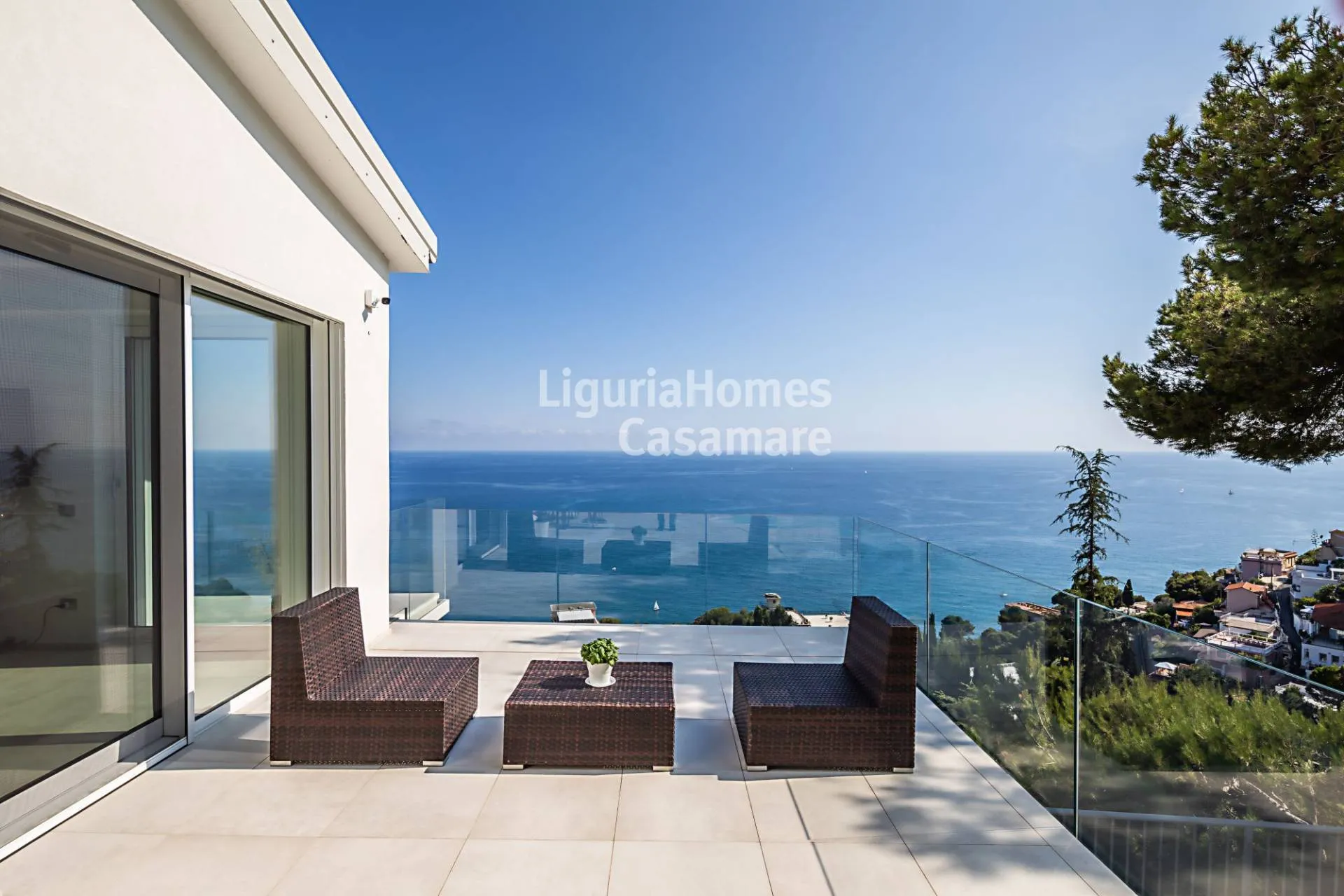 Andora'da muhteşem deniz manzaralı harika çağdaş villa satılık.