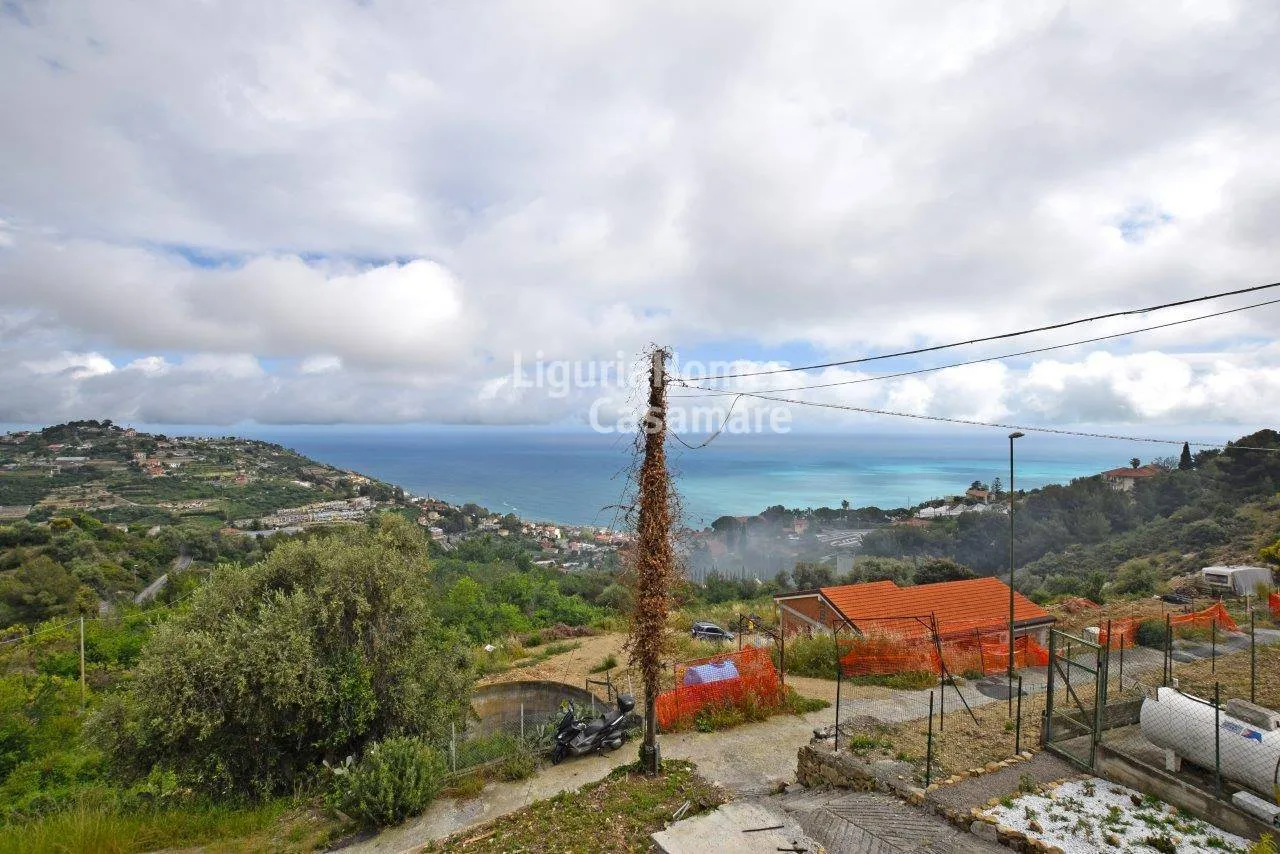 Independent house with panoramic sea view for sale in Ospedaletti On the picturesque hills of Ospedaletti, immersed in the tranquillity of nature and surrounded by the greenery of the Riviera dei Fiori, independent house with garden and…
