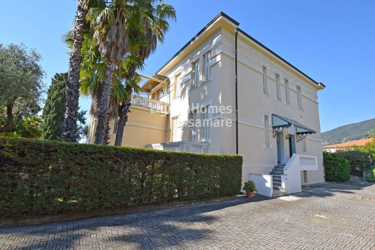 Wohnung zum Verkauf in einer historischen Villa in Ospedaletti, Ligurien, Italien.