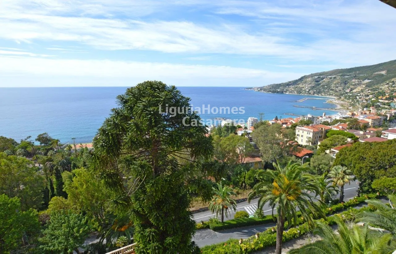 Ospedaletti, Ligurie : appartement de quatre chambres à vendre avec vue sur la mer.