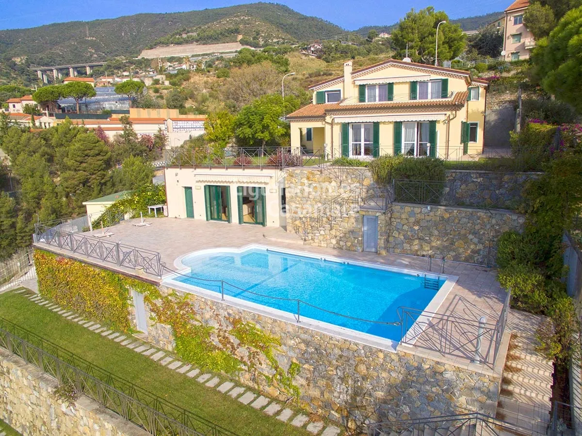Superbe villa avec vue sur la mer à vendre à Ospedaletti.