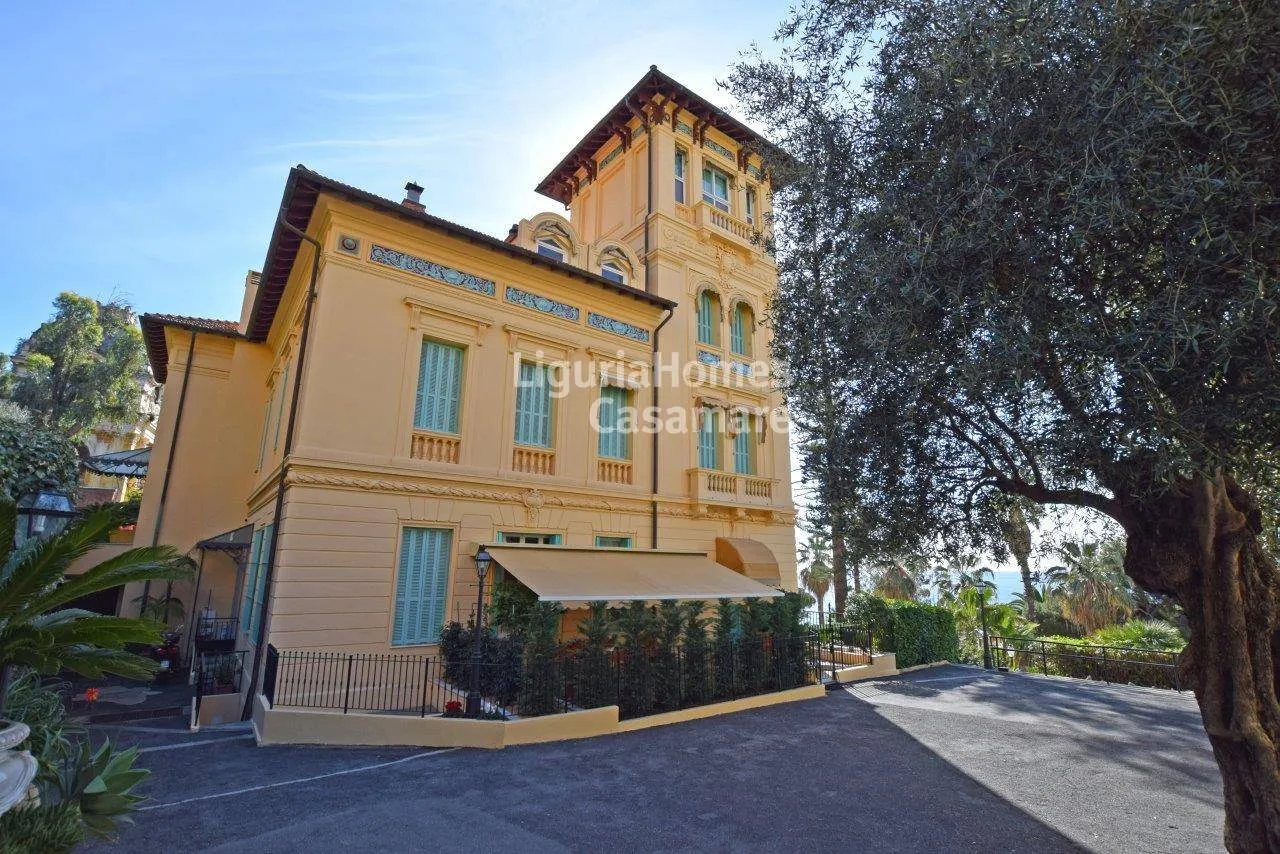 Bilocale in vendita in una splendida villa, a Ospedaletti.