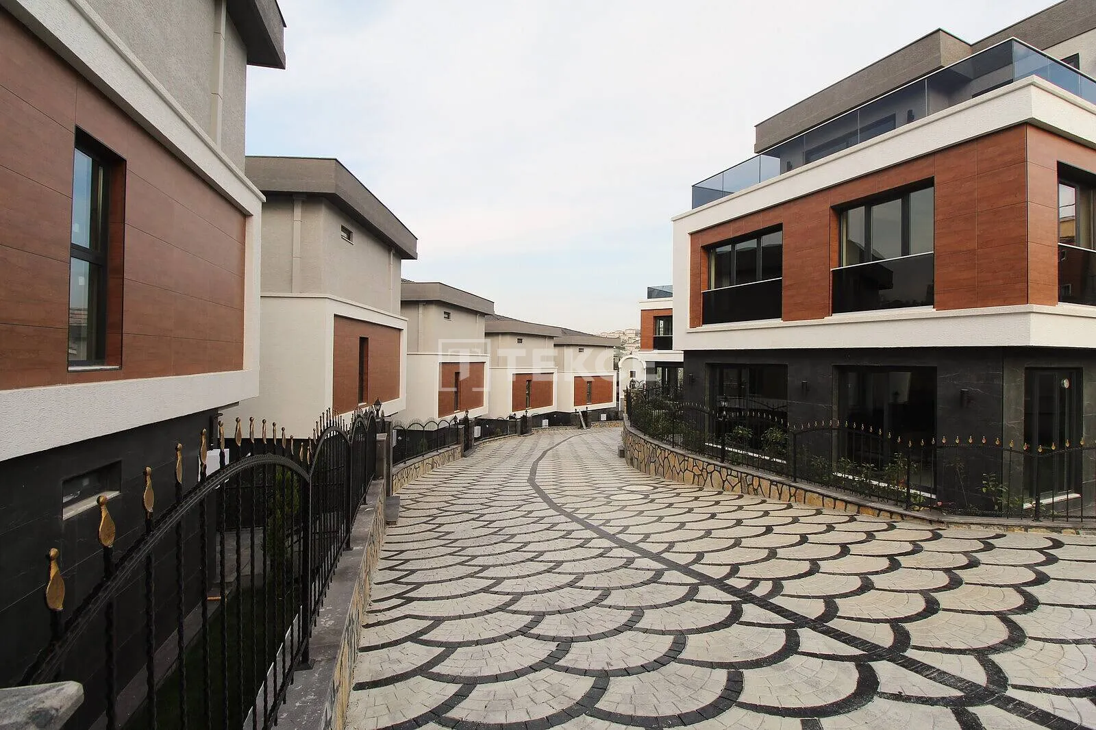 Vilas Espaçosas em uma Área Tranquila de Basaksehir Istambul