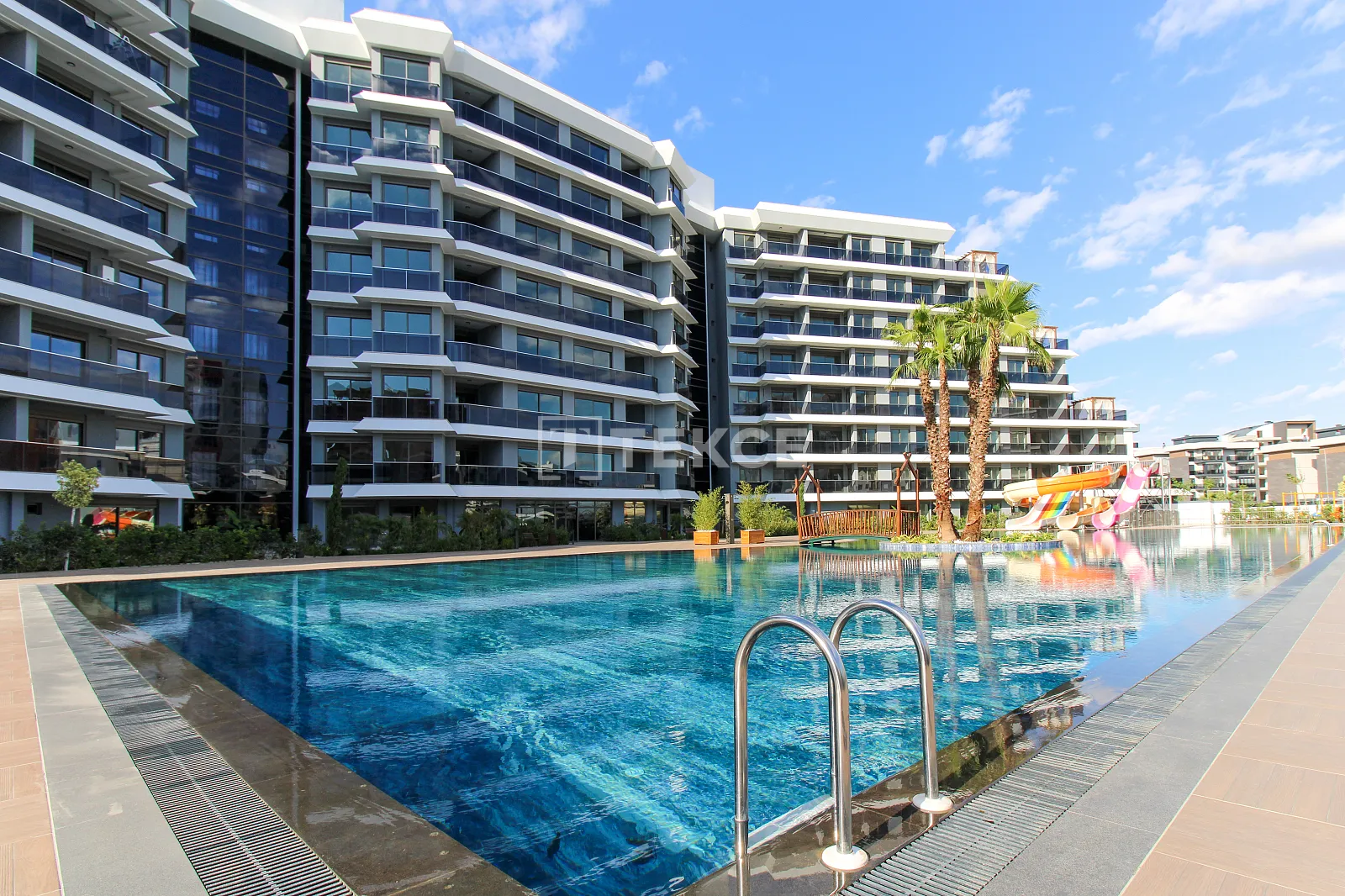 Yüzme Havuzu ve Aquapark'lı Daireler Antalya Altıntaş'ta