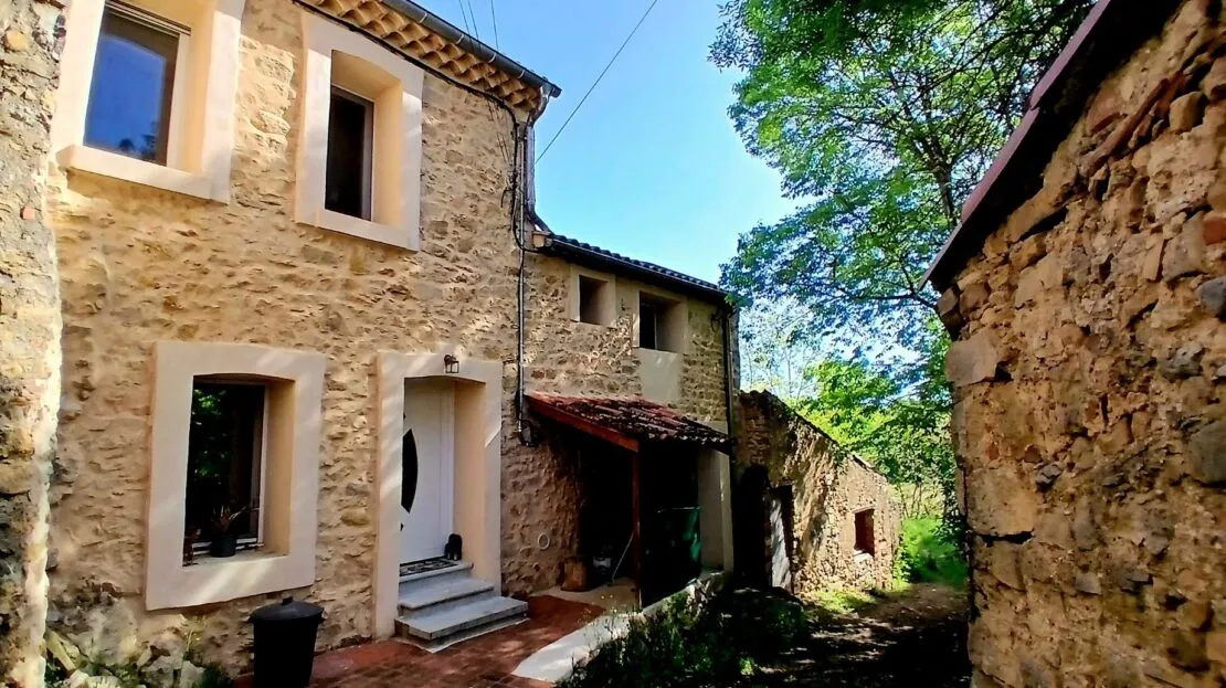 Magalas'ta 3 Yatak Odalı Ev