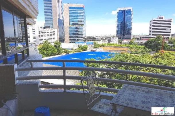 Ruamsuk Condominium - Apartamento Esquinero Grande con Cuatro Dormitorios en Suite en Alquiler en Sukhumvit 26