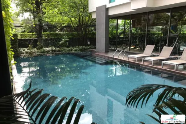 Siamese 39 - Sonniges Loft-Apartment mit einem Schlafzimmer und kleinem Garten in Sukhumvit 39