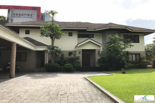 Maison Familiale de Deux Étages avec Quatre Chambres, Grands Jardins et Piscine Privée sur Sukhumvit 71 à Phra Khanong