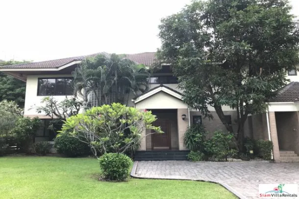 Impressionnante maison familiale de deux étages et quatre chambres avec piscine privée sur Sukhumvit 71 à Phra Khanong