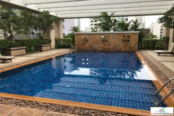 Langsuan Ville - Encantador Apartamento de Un Dormitorio en Alquiler con Ricos Acentos de Madera y Suelos en Lumphini