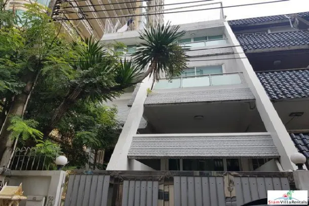 Maison de ville familiale avec cinq chambres au centre de la ville, Phrom Phong