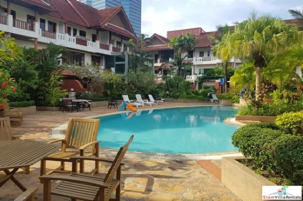 Villa 49 - Casa geminada de três andares e quatro quartos com vista para piscina para aluguel em Thong Lo