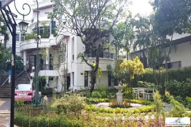 Renoviertes, prestigeträchtiges Haus mit fünf Schlafzimmern im Herzen von Sukhumvit 61 und in der Nähe von BTS Ekkamai