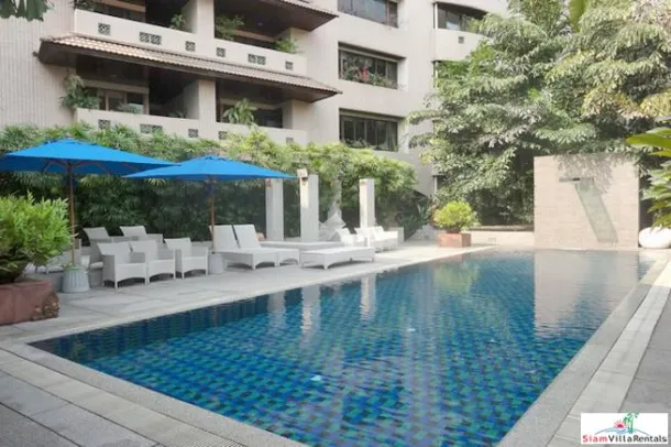 Elegante Duplex de Canto com Quatro Quartos no Último Andar para Alugar em Phrom Phong