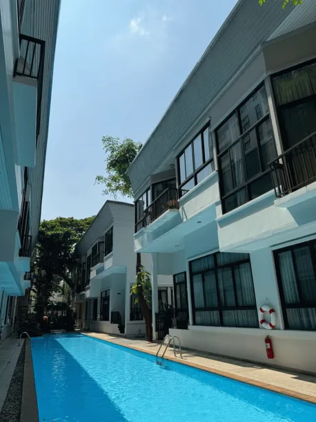 Sukhumvit bölgesinde BTS Thong Lor'a yakın, huzurlu ve güzel İki Yatak Odası. Evcil hayvan dostu.