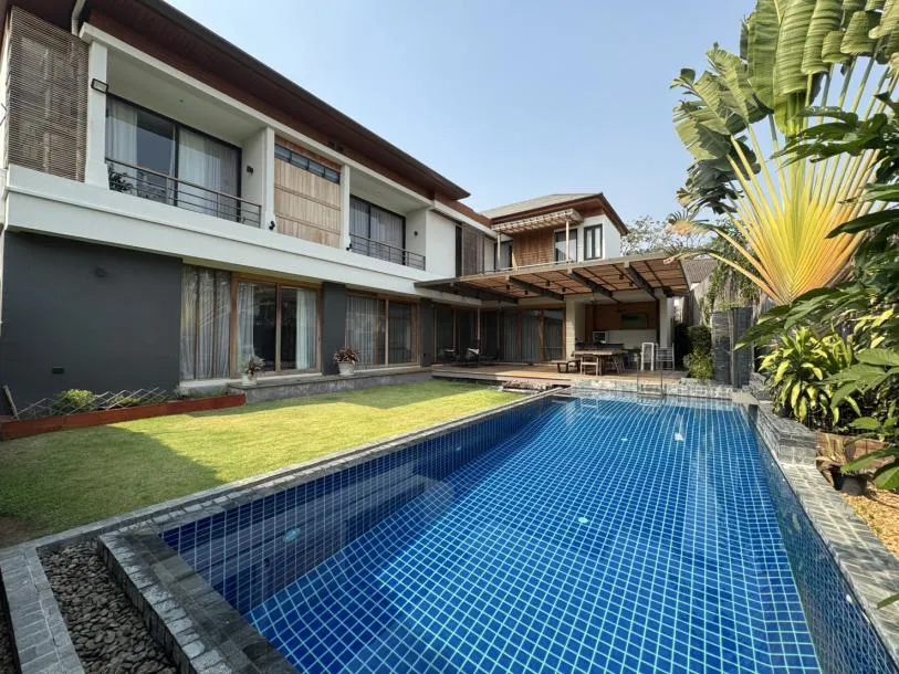 Maison individuelle de luxe de quatre chambres avec piscine privée à louer sur Sukhumvit 71