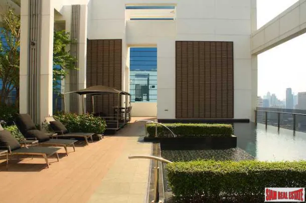 Ivy Ampio Condo - Apartamento Moderno de Dois Quartos para Alugar em Andar Alto em Ratchadaphisek