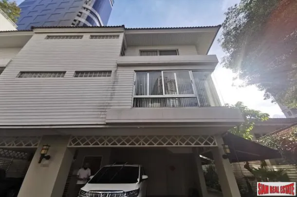 Casa Geminada de Três Quartos para Alugar Phrom Phong - Aceita Animais de Estimação