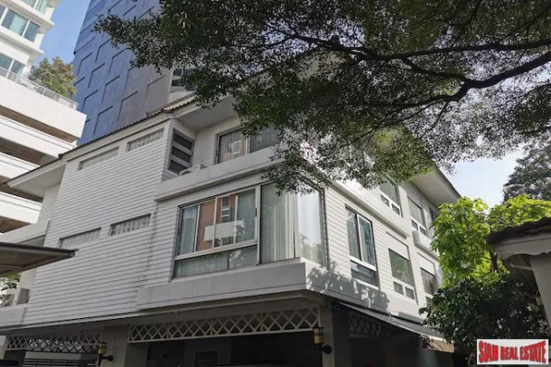 Espaçosa Casa Geminada de Quatro Quartos para Alugar em Phrom Phong - Aceita Animais de Estimação