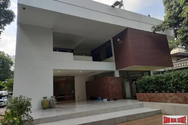 Casa Unifamiliar com Piscinas Privadas e Cinco Quartos para Alugar em Phrom Phong