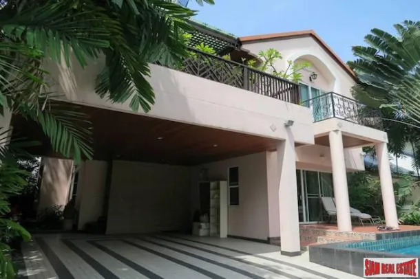 Grande Casa de Quatro Quartos e Três Andares com Piscina Privada em Phrom Phong - Uma Raridade