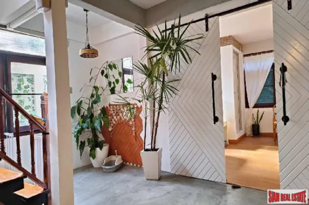 Charmosa Casa de Dois Quartos e Dois Pisos para Alugar Perto de BTS Chit Lom -